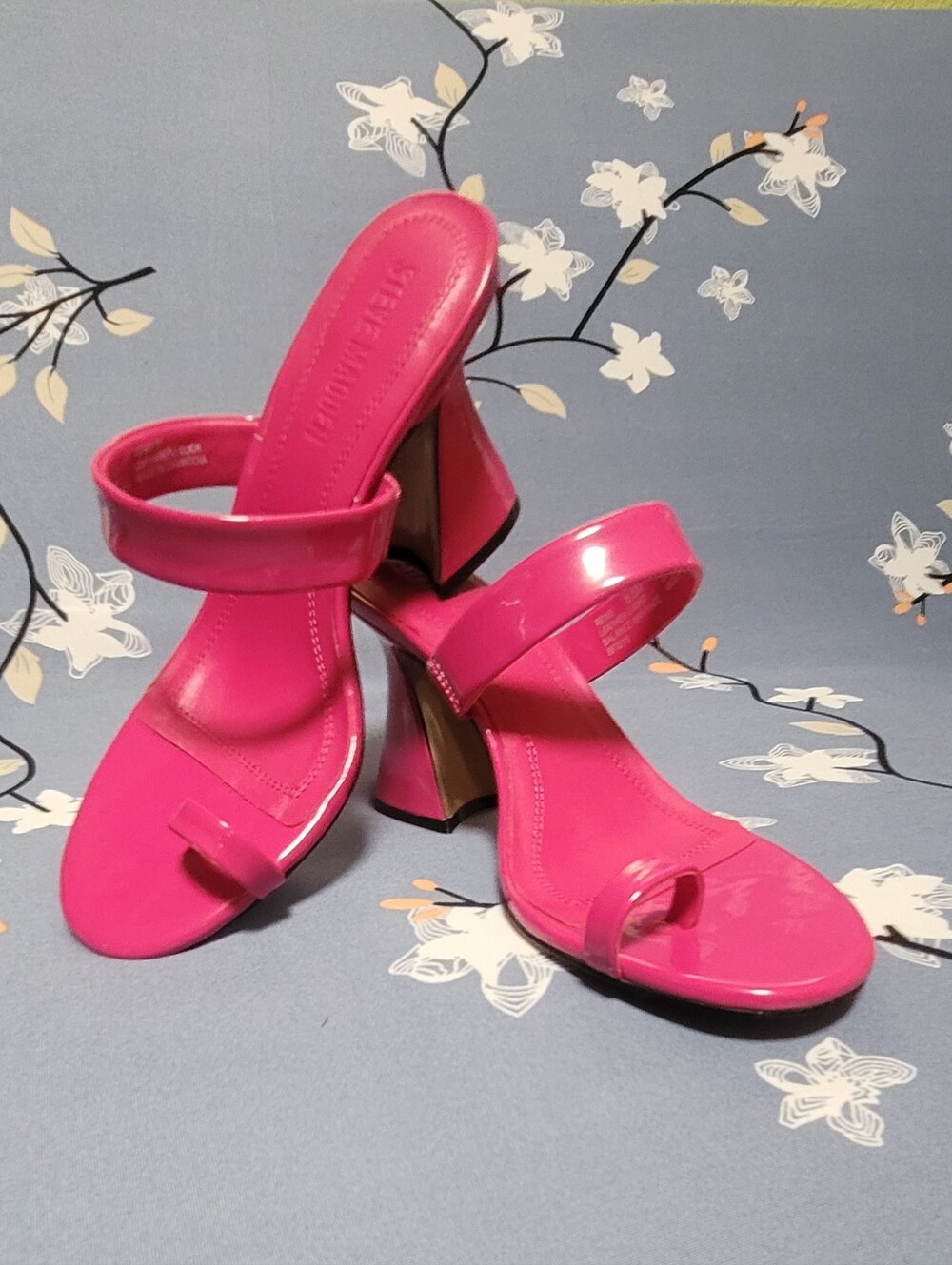 Steve Madden Renie Fushcia Patent Leather Flared Heel Sandals  Sz 8.5